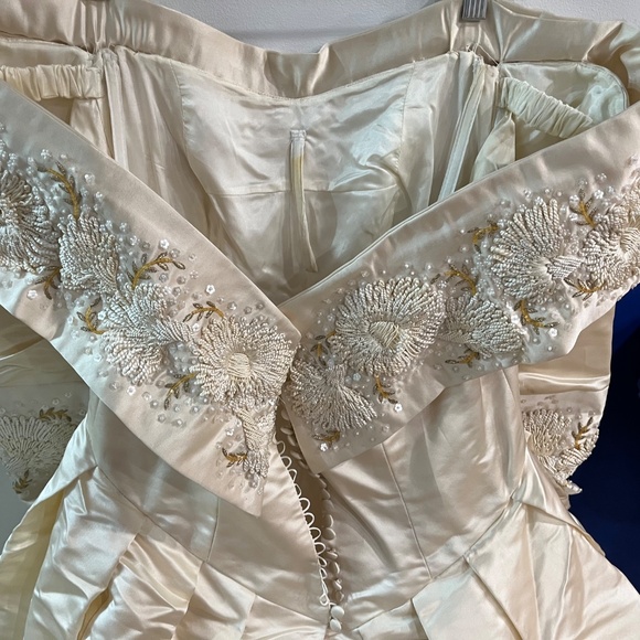 Vintage 90’s Custom 100% Silk bridal Gown by Cynthia C. - Picture 5 of 13